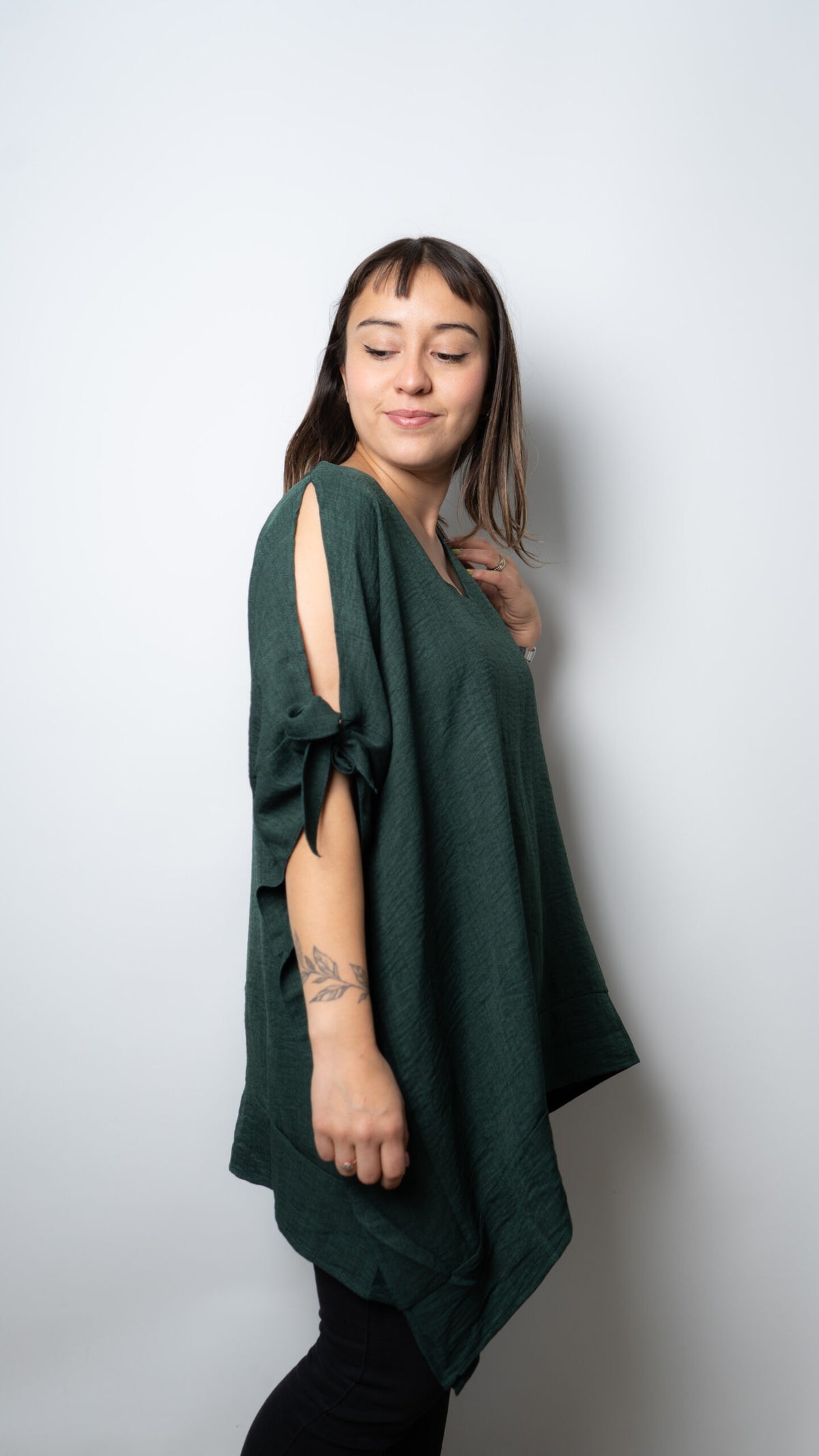 Polera Maria - detalle en hombros -  Verde oscuro