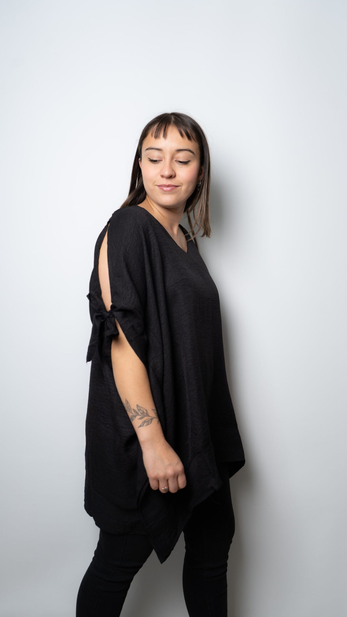Polera Maria - detalle en hombros - Negro