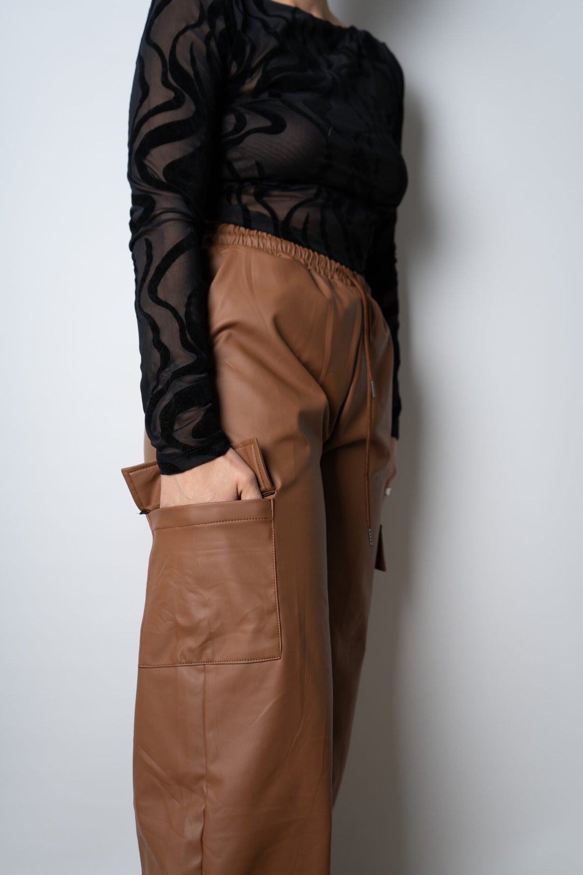 Pantalón Cargo Ecocuero - Café