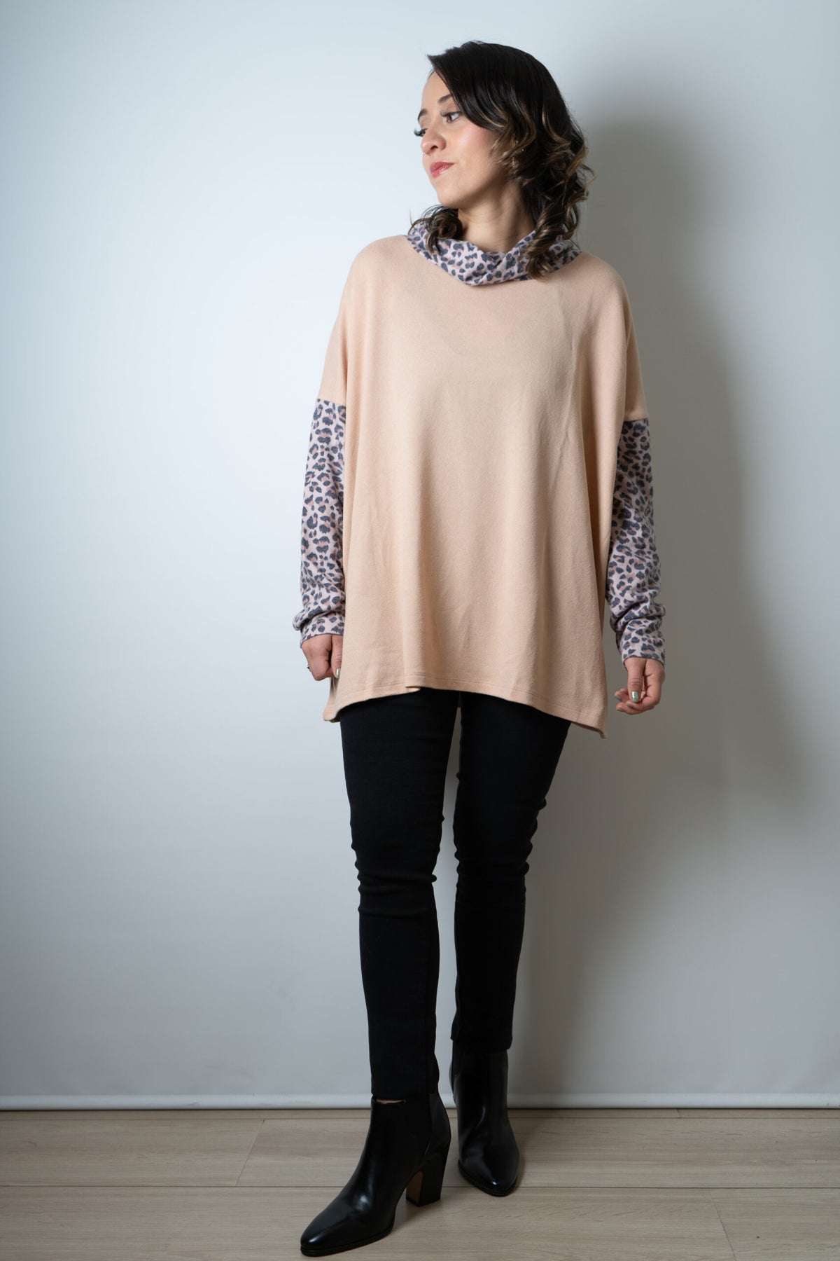 Polera Lanilla Diseño mangas y cuello - Rosado y animal print