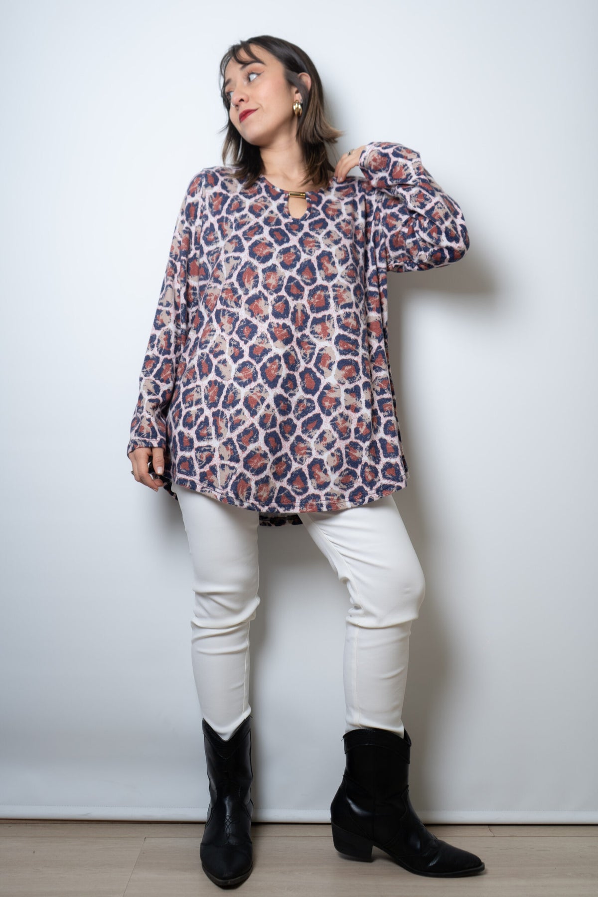 Polera lanilla Animal print - aplicacion metalica - Cafe