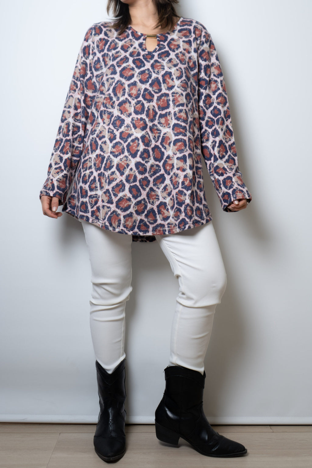 Polera lanilla Animal print - aplicacion metalica - Cafe