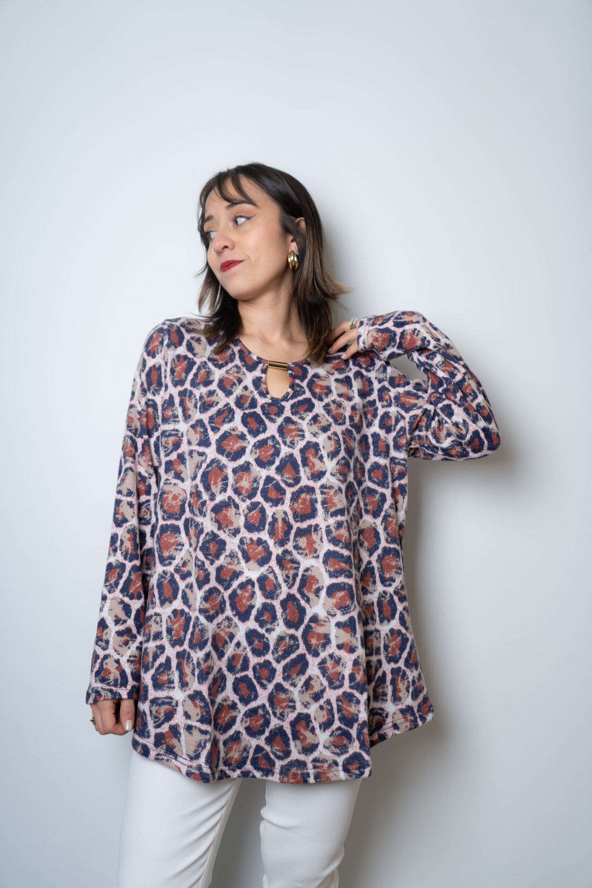 Polera lanilla Animal print - aplicacion metalica - Cafe
