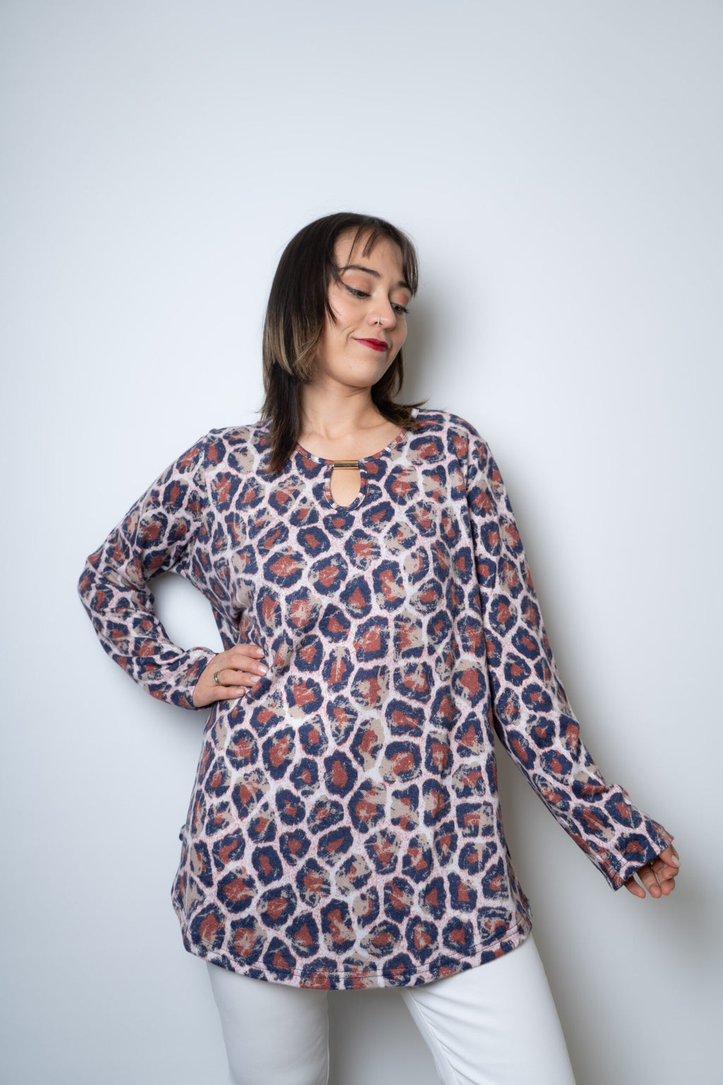 Polera lanilla Animal print - aplicacion metalica - Cafe