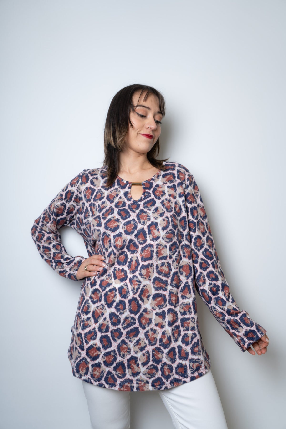 Polera lanilla Animal print - aplicacion metalica - Cafe