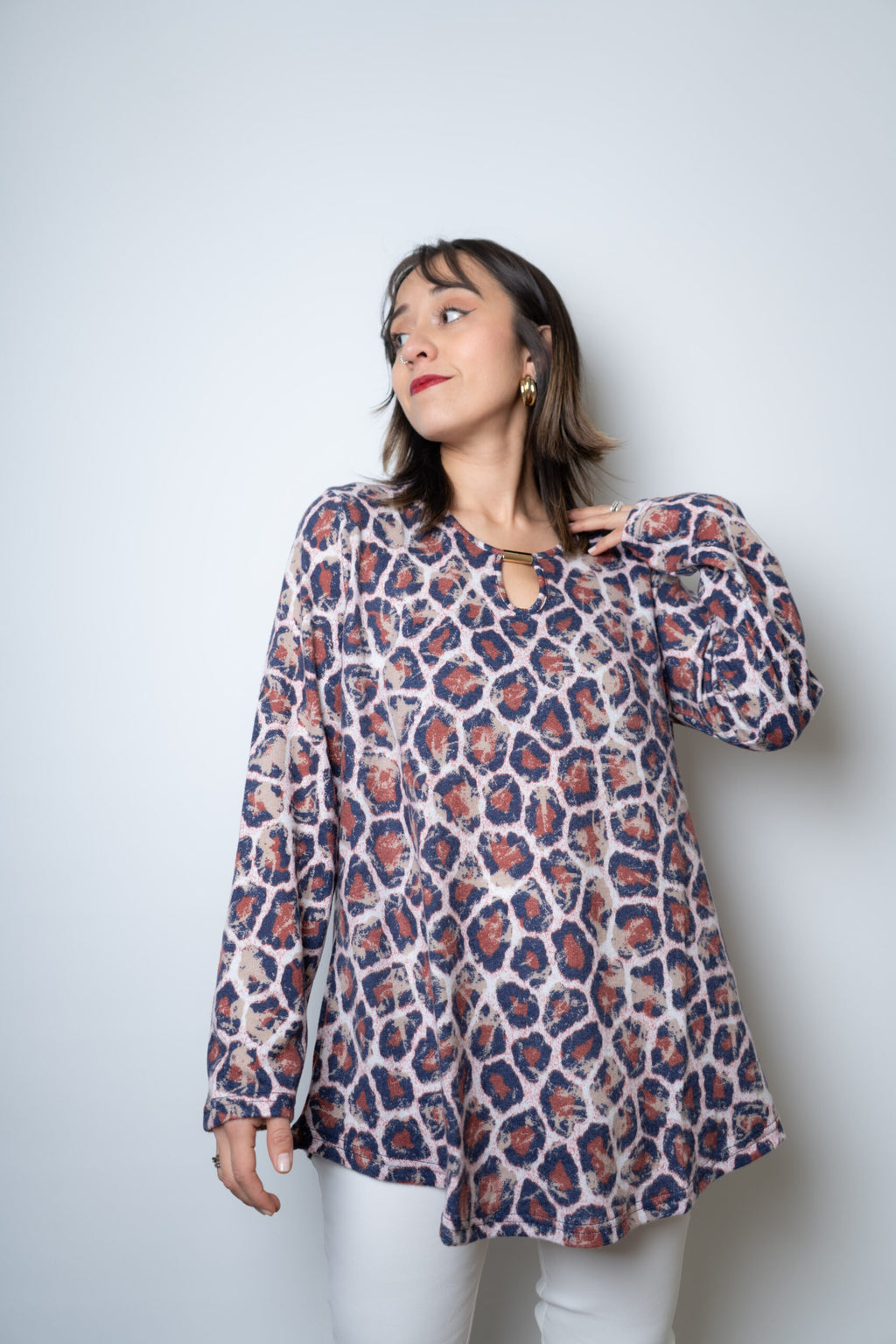 Polera lanilla Animal print - aplicacion metalica - Cafe