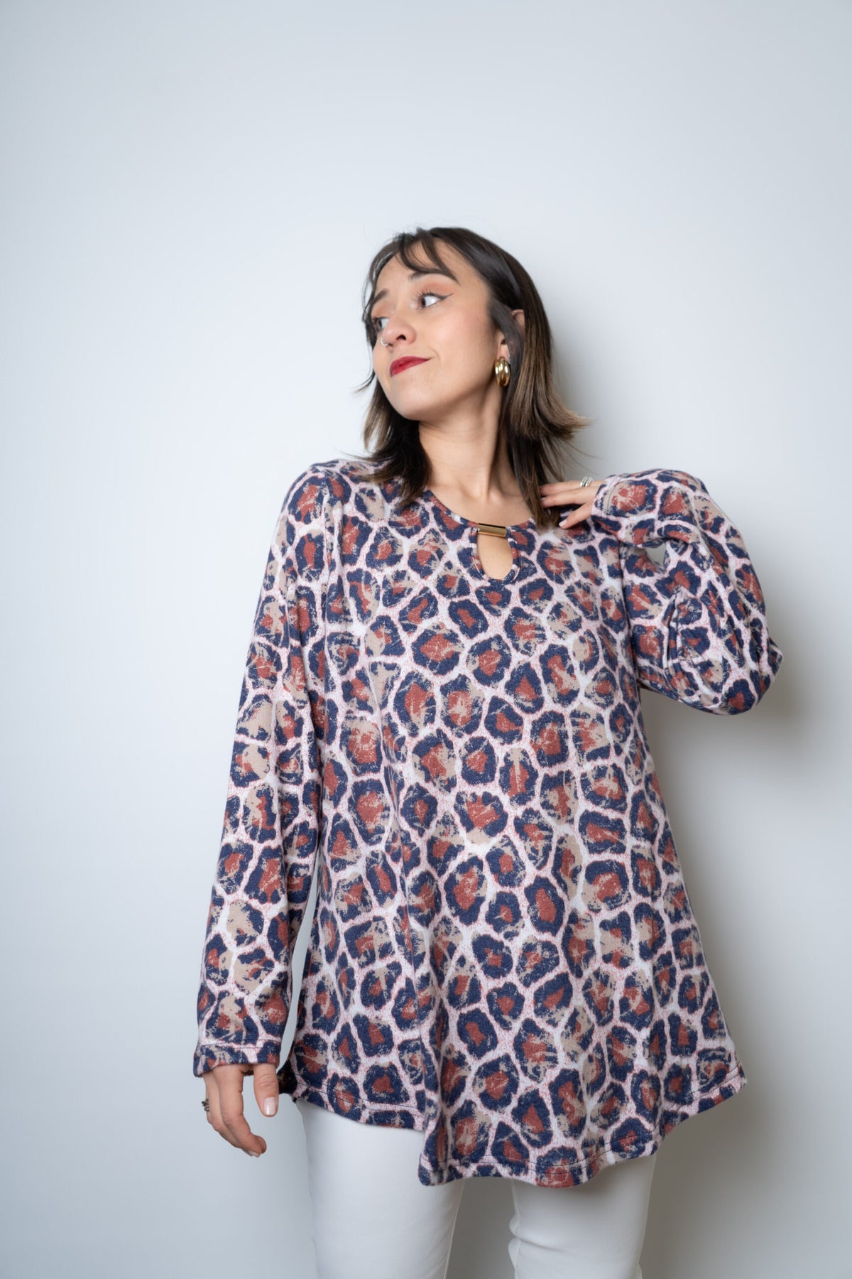Polera lanilla Animal print - aplicacion metalica - Cafe