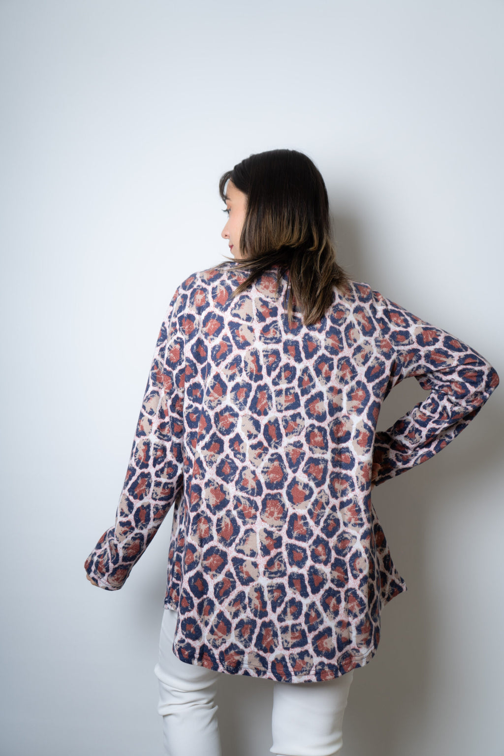Polera lanilla Animal print - aplicacion metalica - Cafe