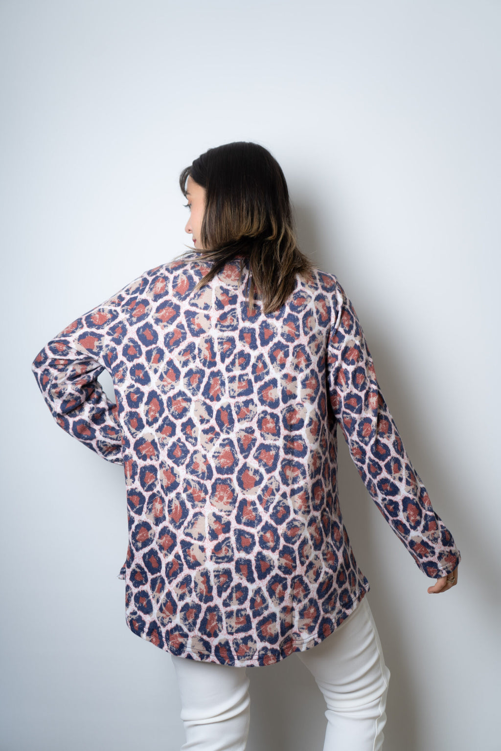 Polera lanilla Animal print - aplicacion metalica - Cafe