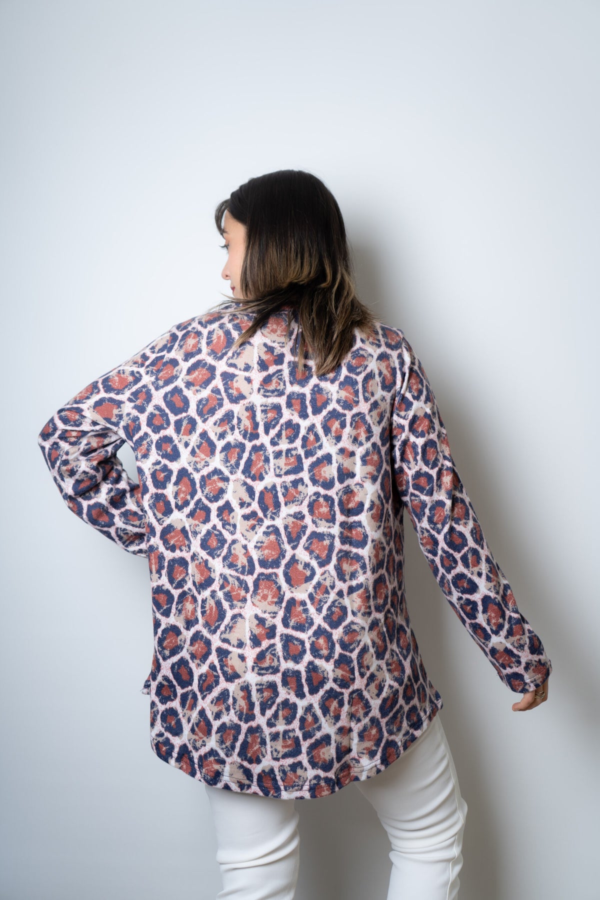 Polera lanilla Animal print - aplicacion metalica - Cafe