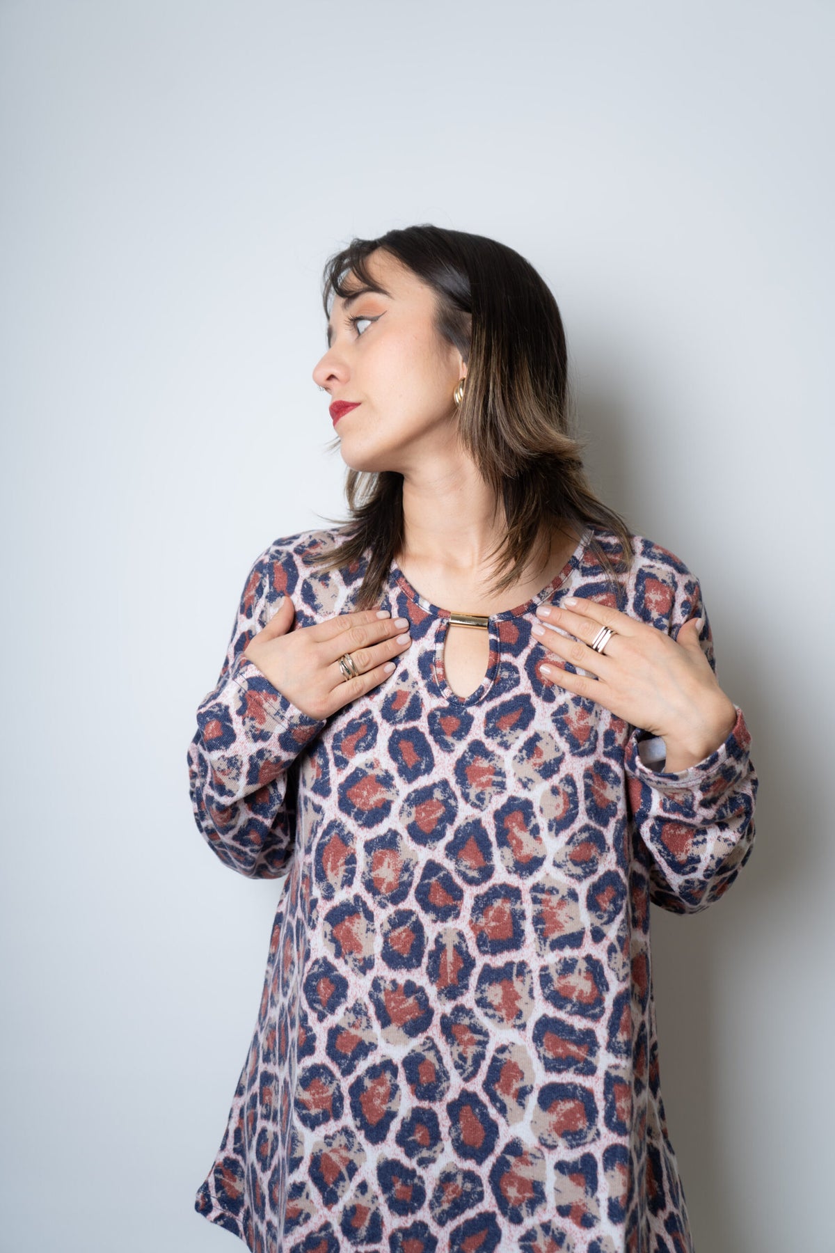 Polera lanilla Animal print - aplicacion metalica - Cafe