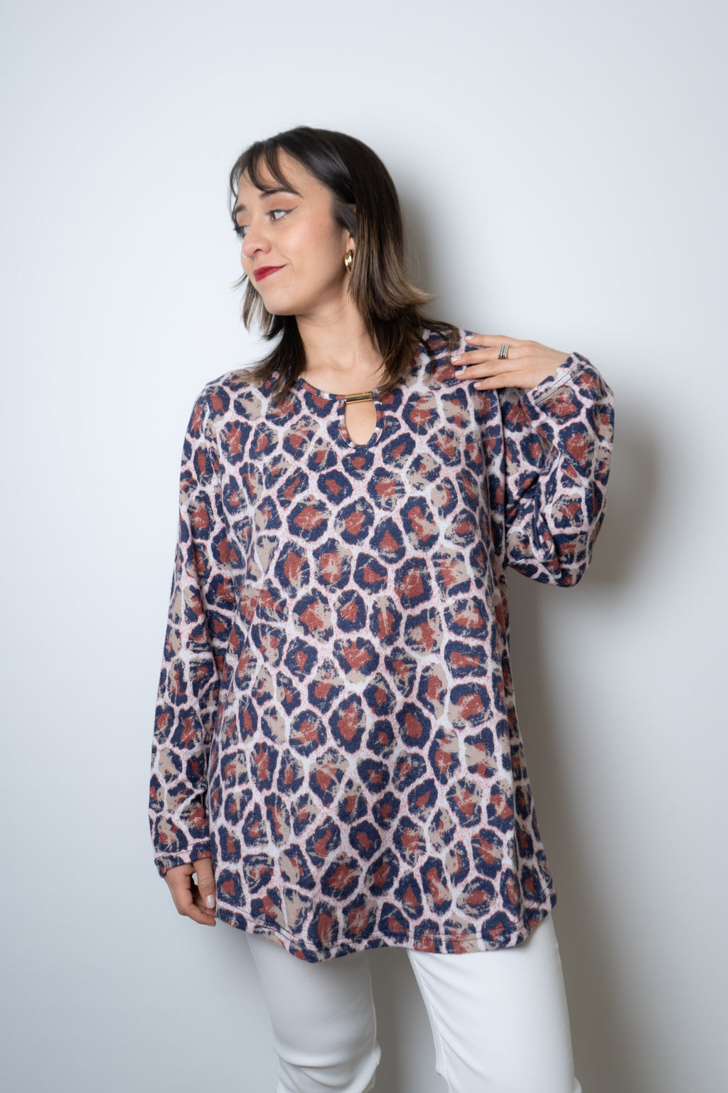 Polera lanilla Animal print - aplicacion metalica - Cafe