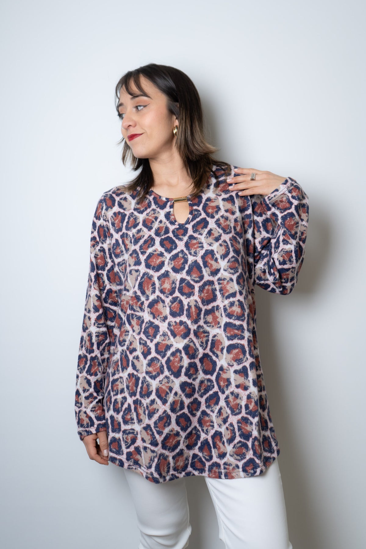 Polera lanilla Animal print - aplicacion metalica - Cafe