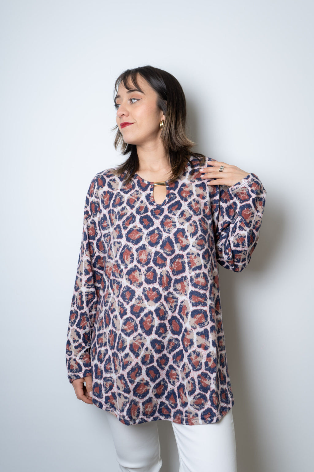 Polera lanilla Animal print - aplicacion metalica - Cafe