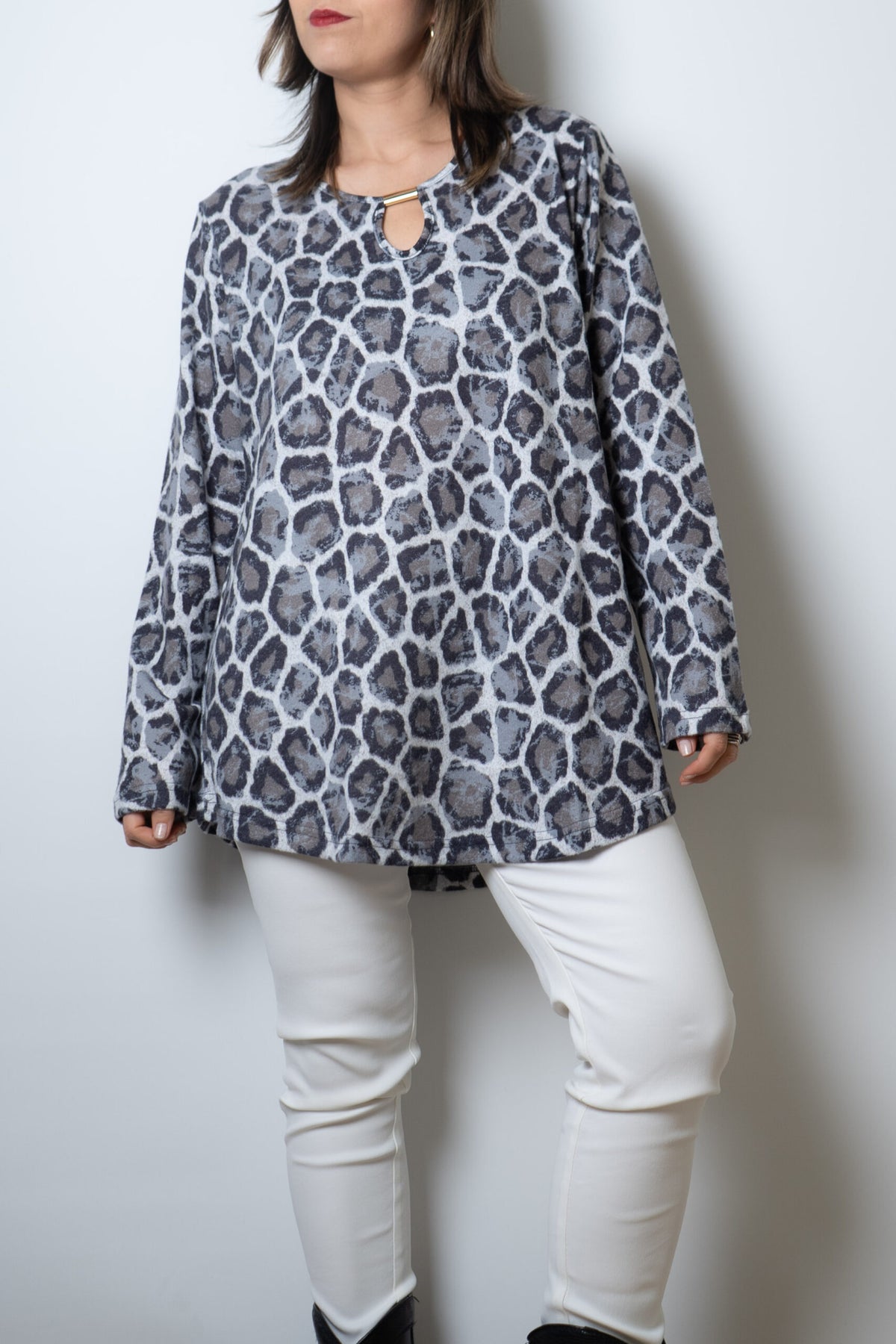 Polera lanilla Animal print - aplicacion metalica - Gris