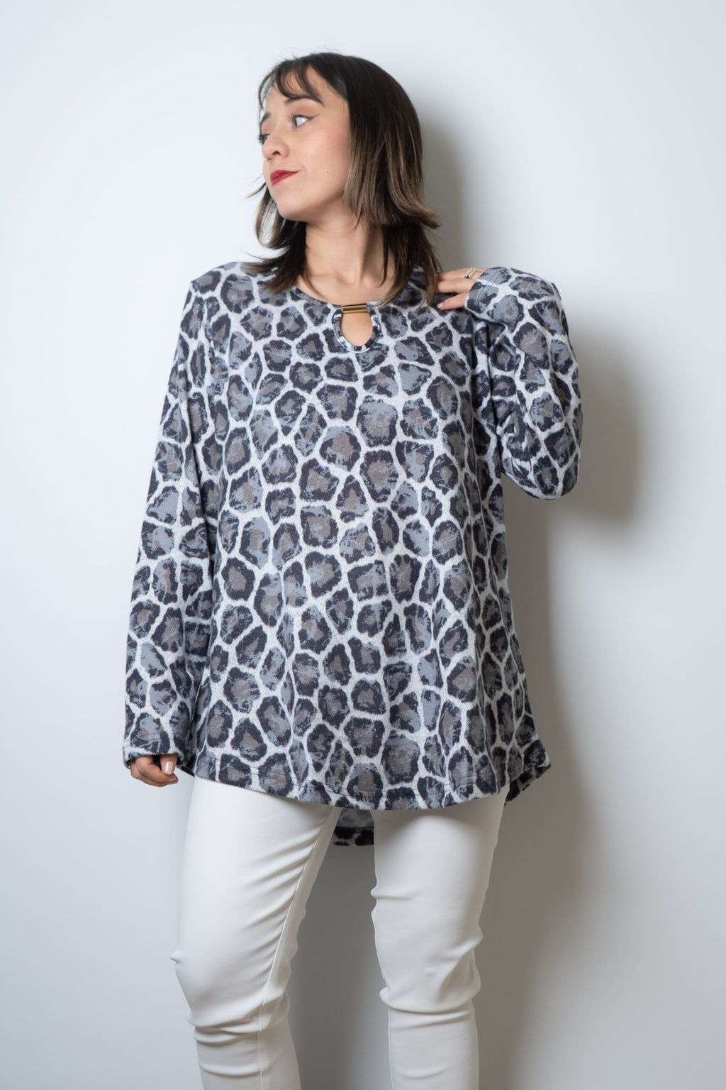Polera lanilla Animal print - aplicacion metalica - Gris