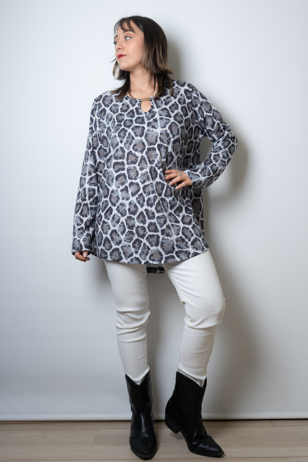 Polera lanilla Animal print - aplicacion metalica - Gris