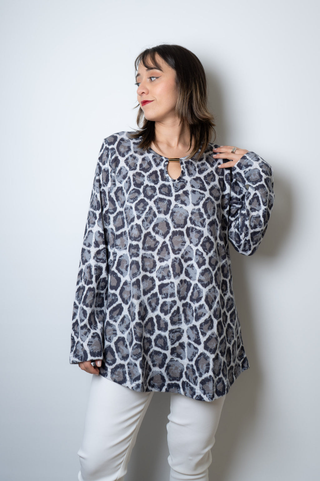 Polera lanilla Animal print - aplicacion metalica - Gris
