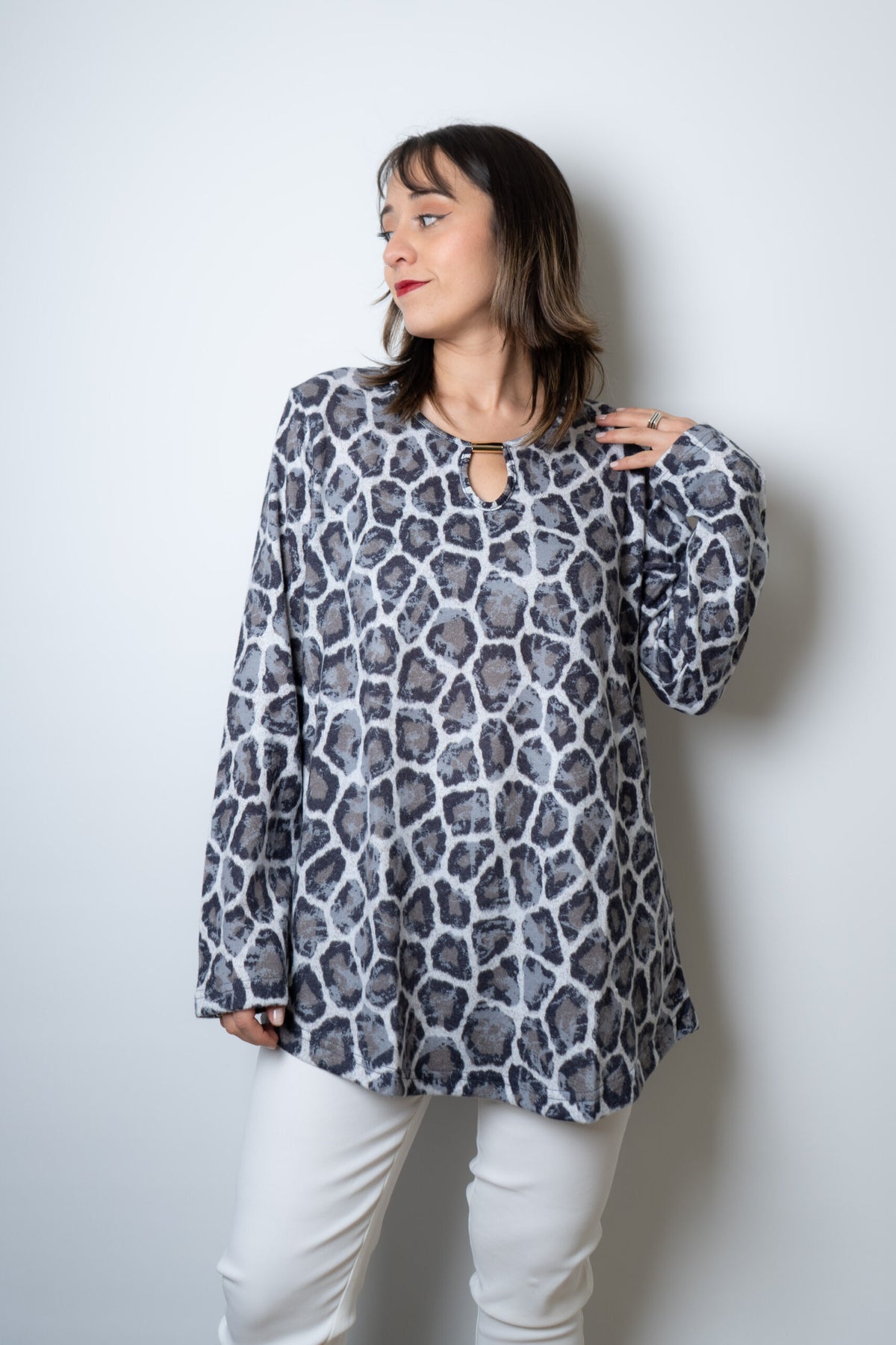 Polera lanilla Animal print - aplicacion metalica - Gris