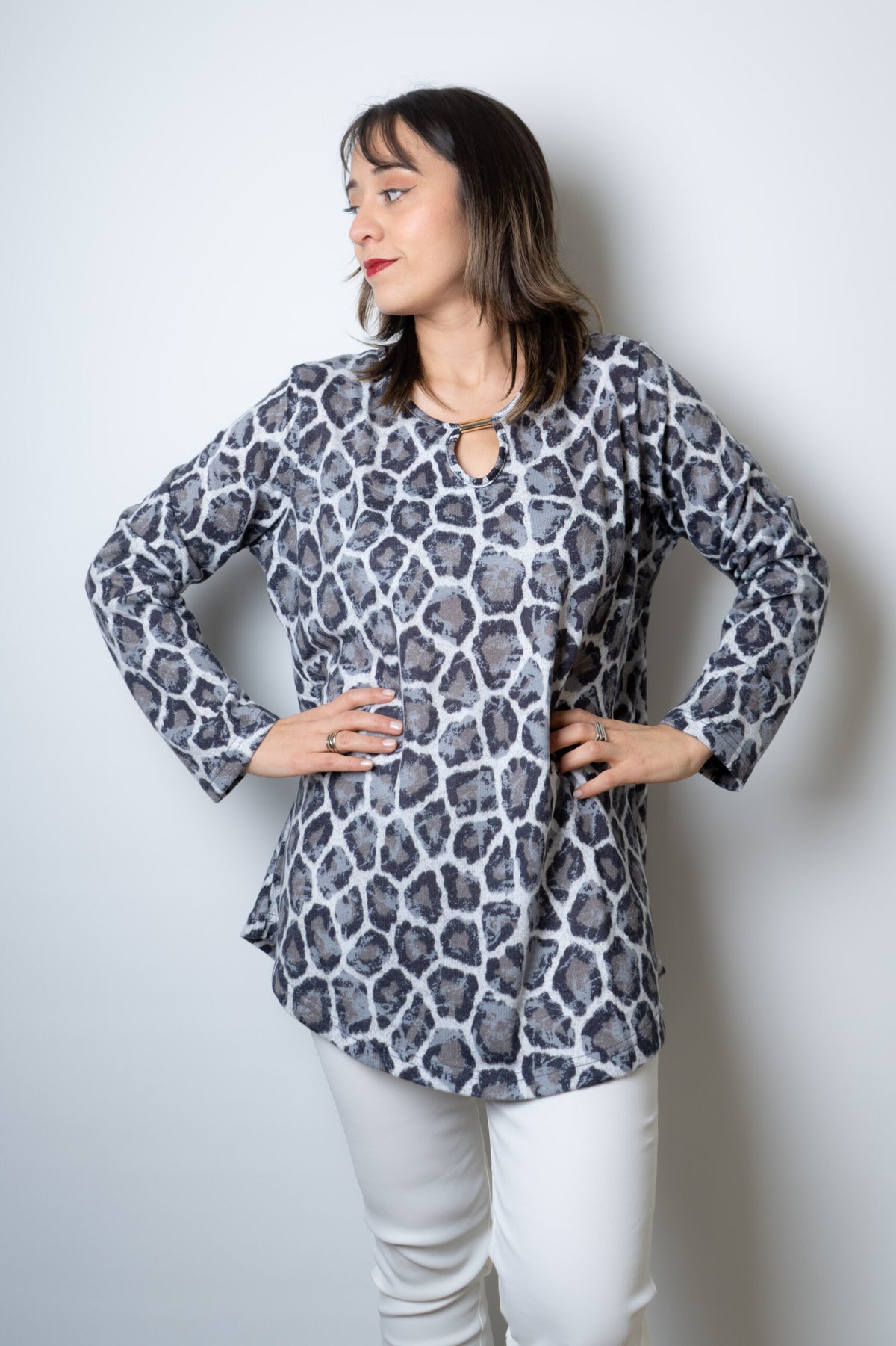 Polera lanilla Animal print - aplicacion metalica - Gris