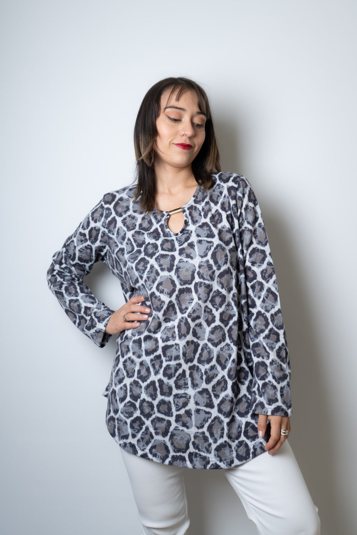 Polera lanilla Animal print - aplicacion metalica - Gris