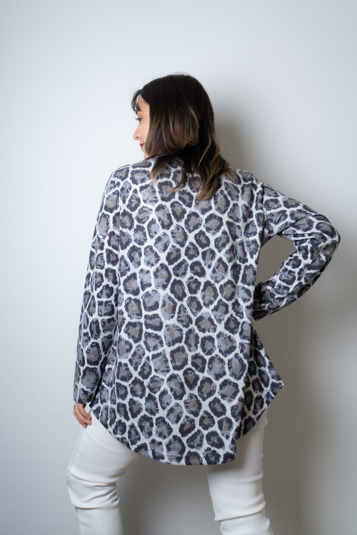 Polera lanilla Animal print - aplicacion metalica - Gris