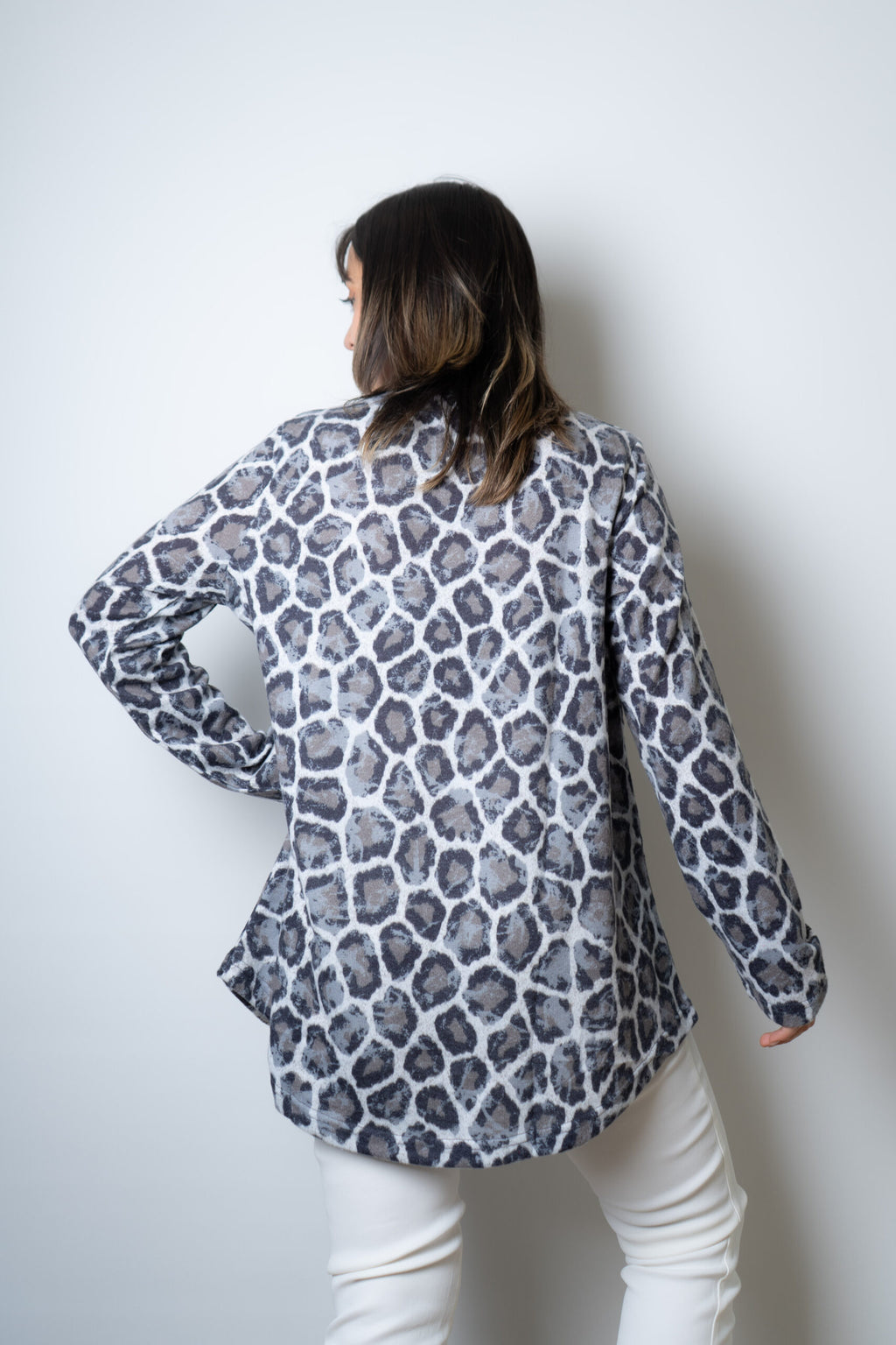 Polera lanilla Animal print - aplicacion metalica - Gris