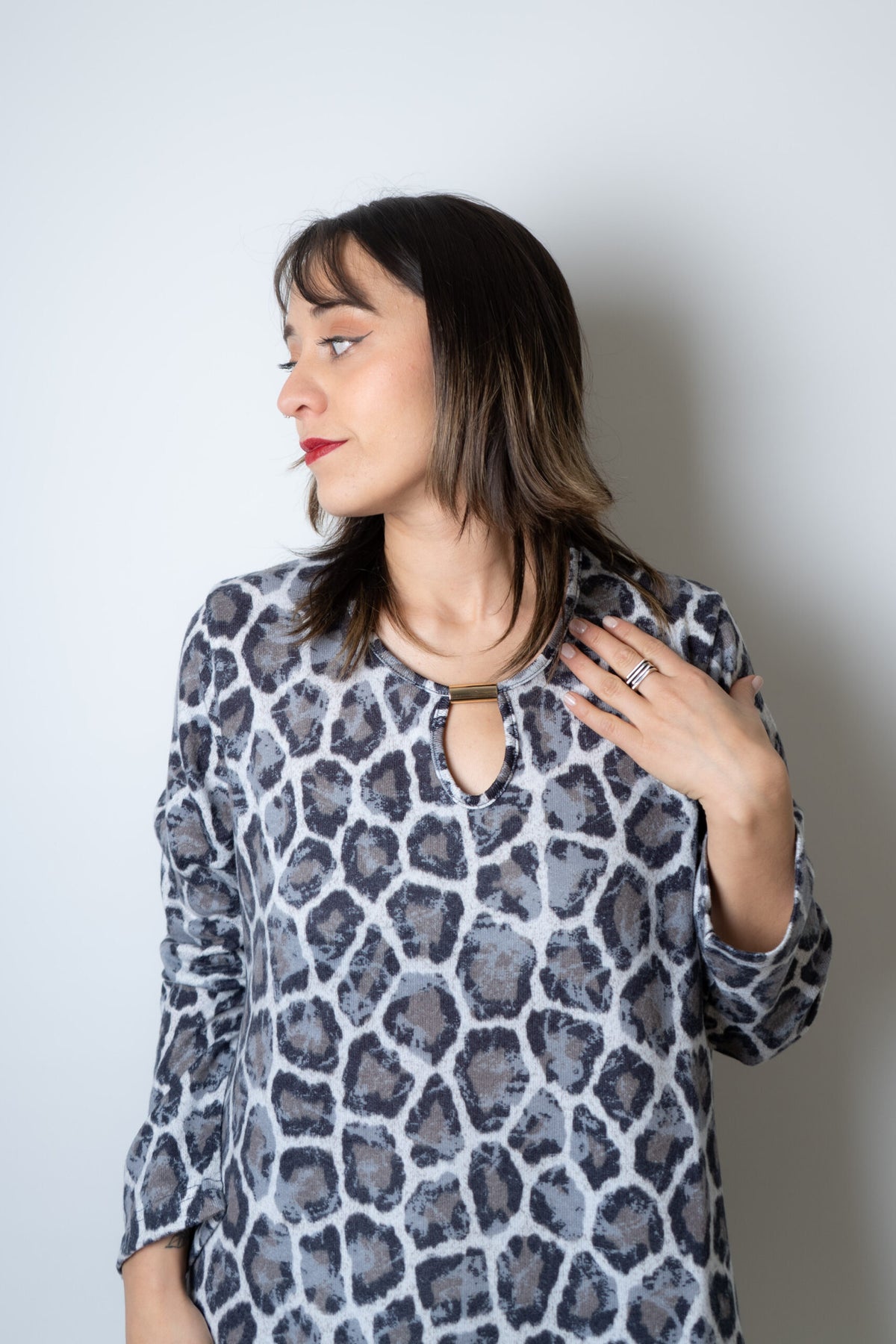 Polera lanilla Animal print - aplicacion metalica - Gris