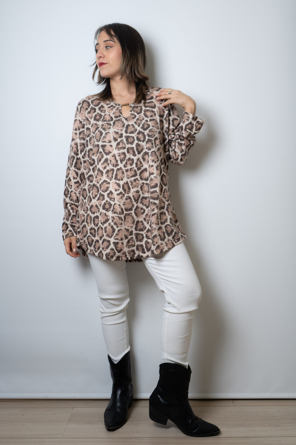 Polera lanilla Animal print - aplicacion metalica - Cafe claro