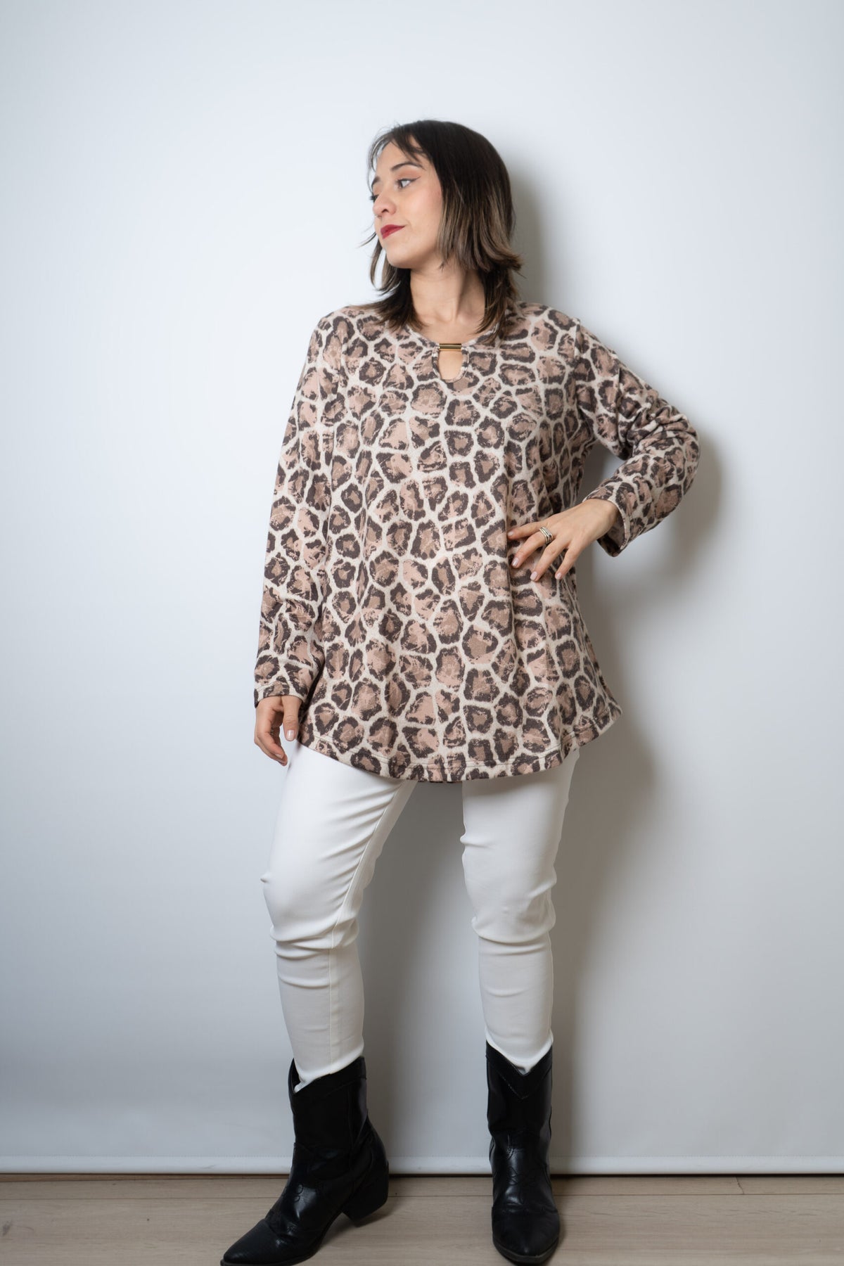 Polera lanilla Animal print - aplicacion metalica - Cafe claro