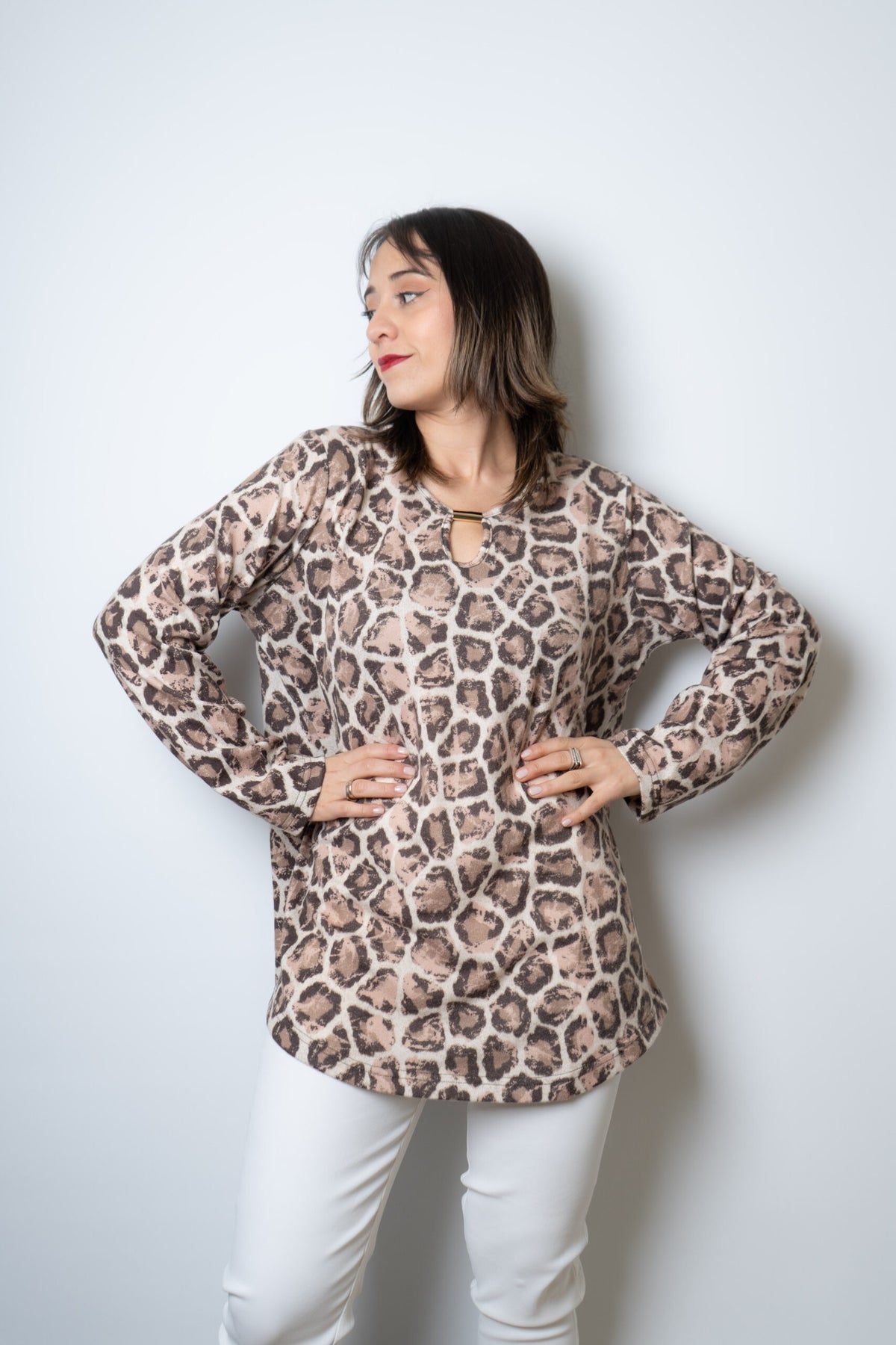 Polera lanilla Animal print - aplicacion metalica - Cafe claro
