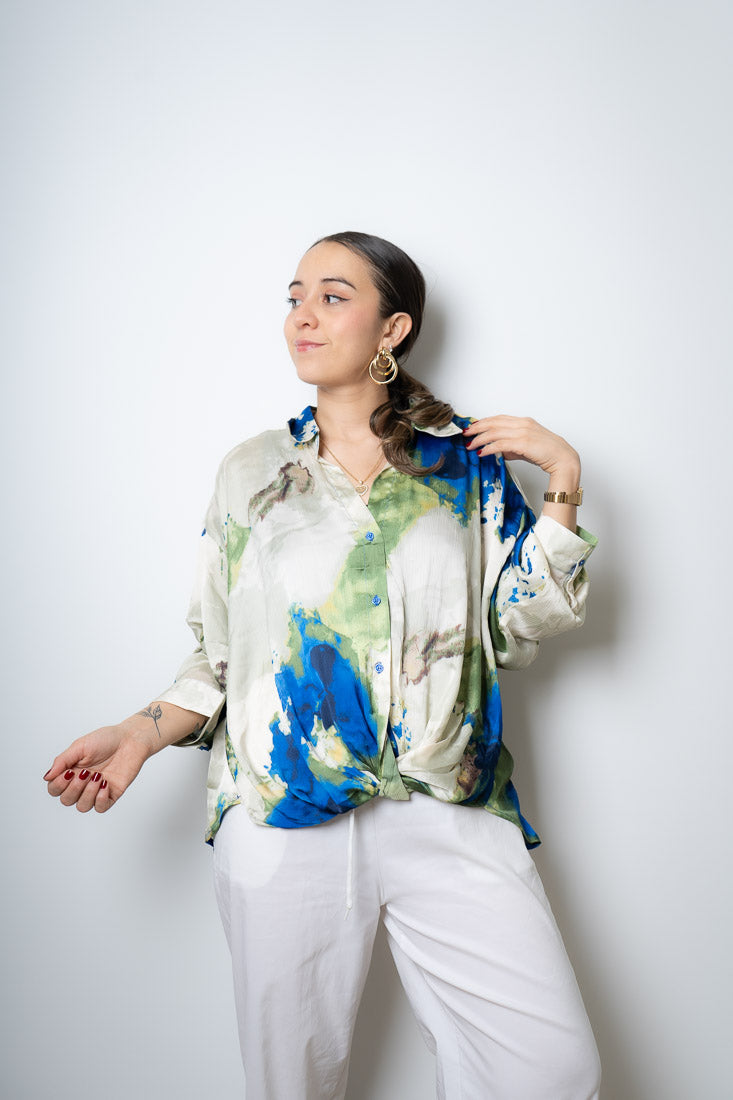 Blusa diseño con nudo - Tonos verdes, blancos y azul