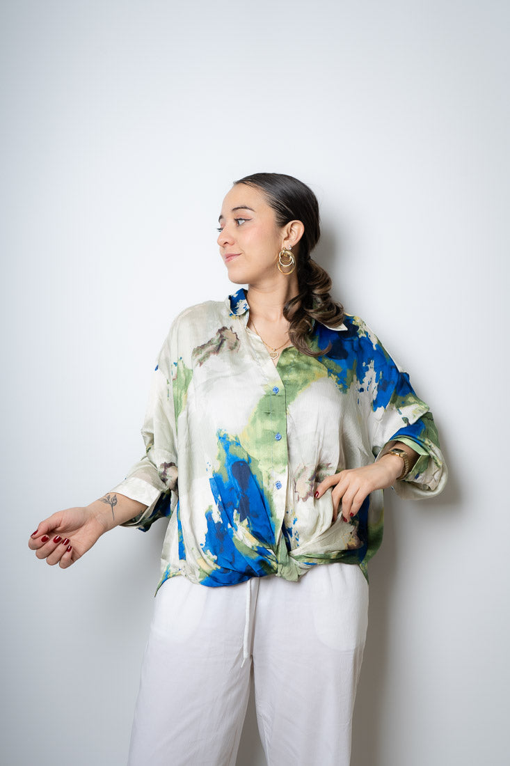 Blusa diseño con nudo - Tonos verdes, blancos y azul