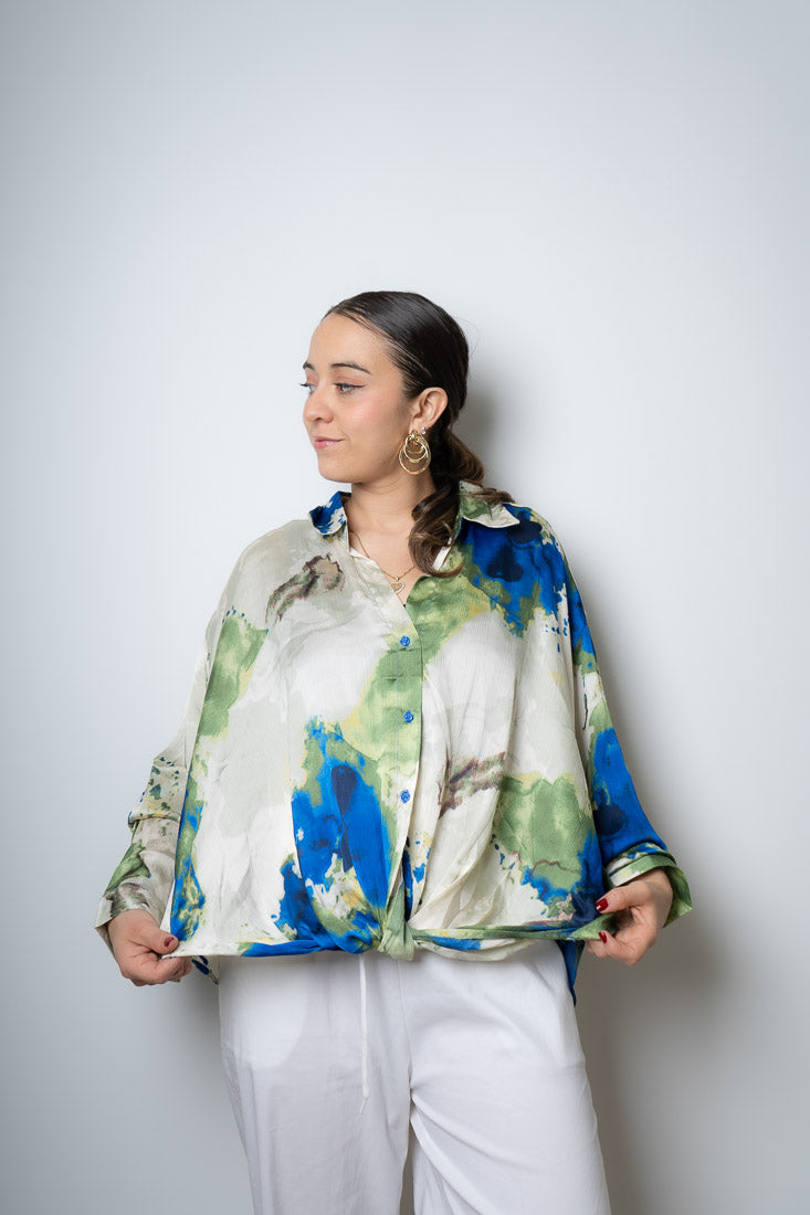 Blusa diseño con nudo - Tonos verdes, blancos y azul