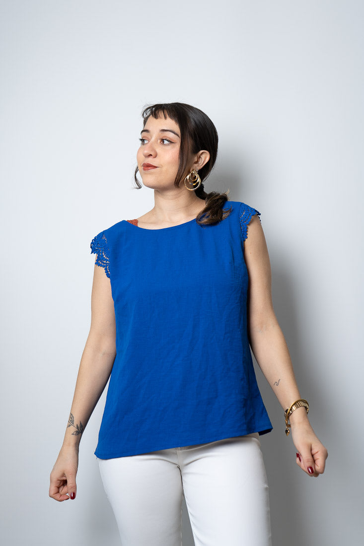 Polera con diseño en espalda - Azul
