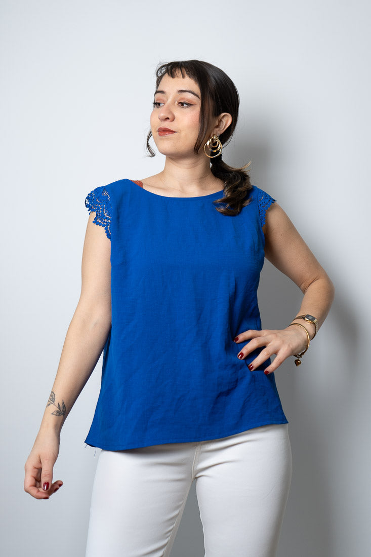 Polera con diseño en espalda - Azul