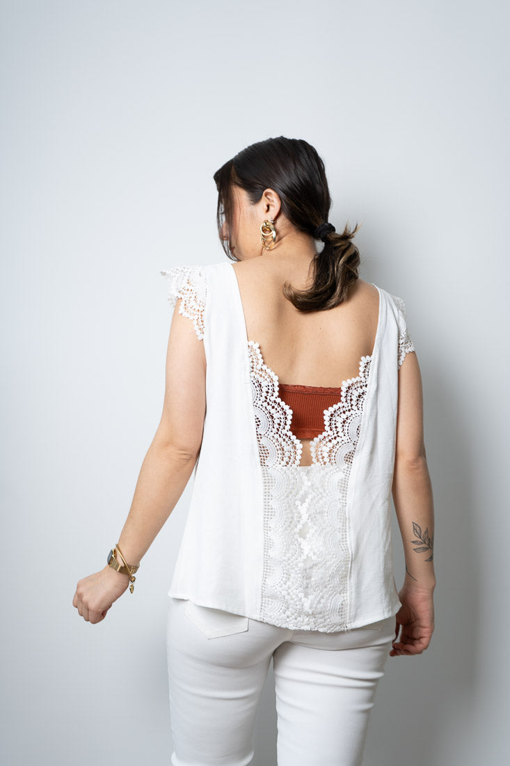 Polera con diseño en espalda - Blanca