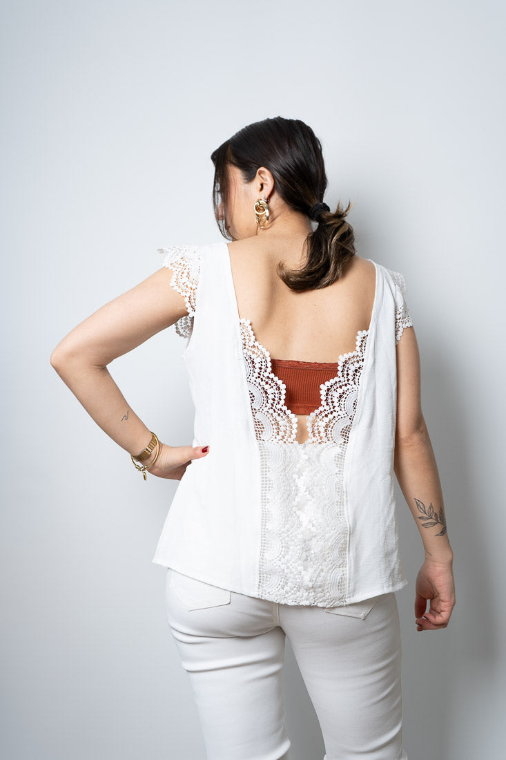 Polera con diseño en espalda - Blanca