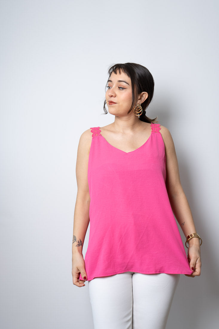 Polera con diseño en tirantes - Fucsia
