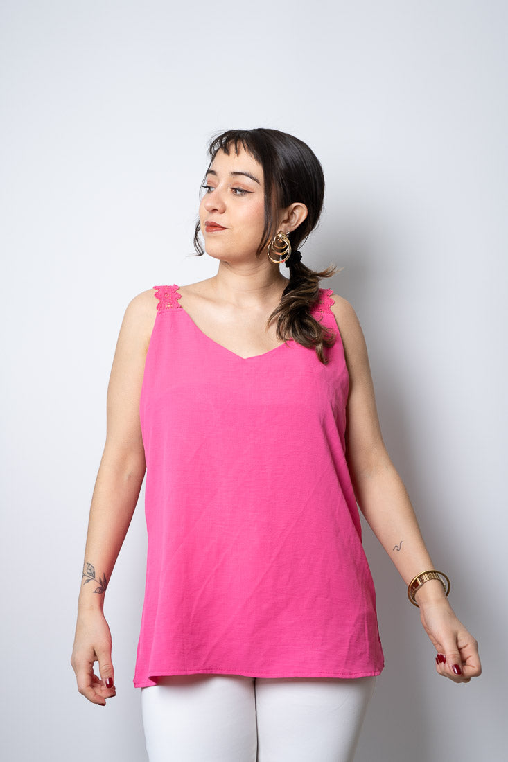 Polera con diseño en tirantes - Fucsia