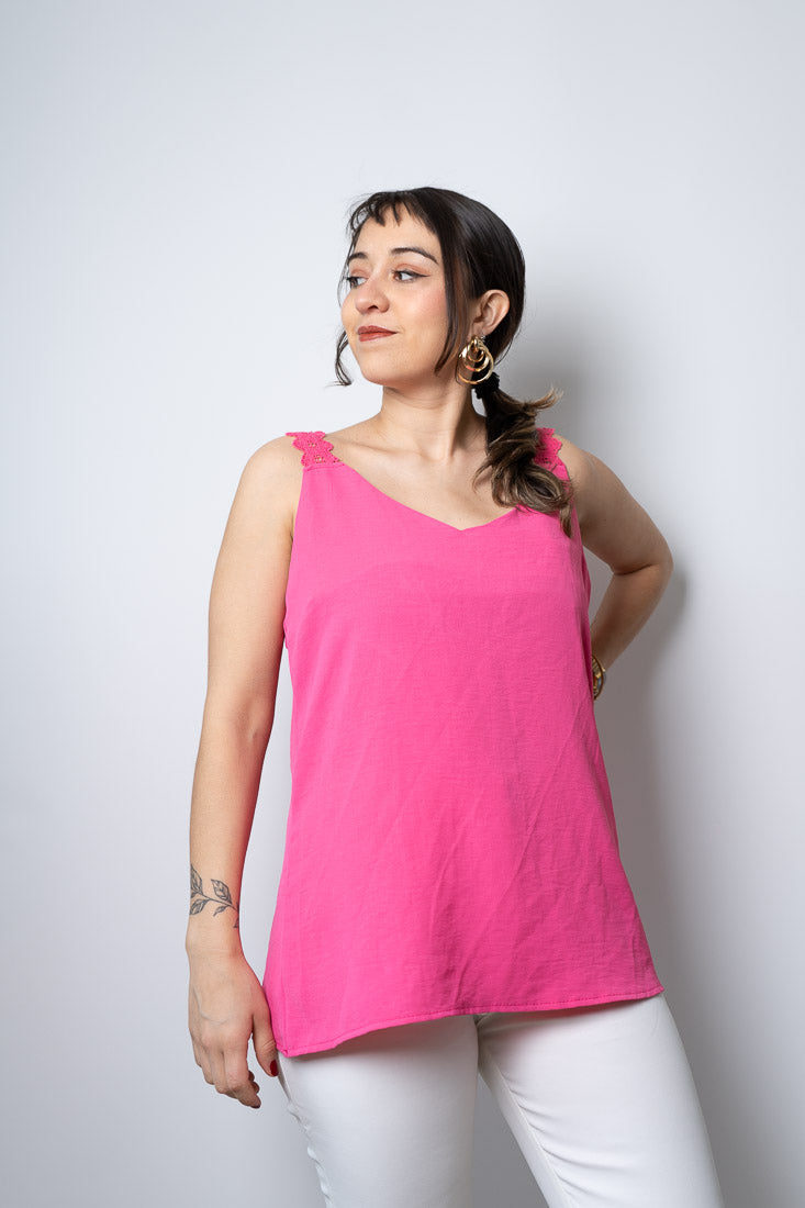 Polera con diseño en tirantes - Fucsia