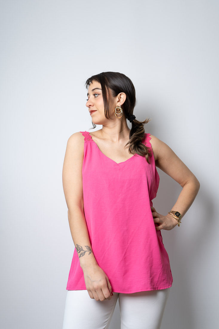 Polera con diseño en tirantes - Fucsia