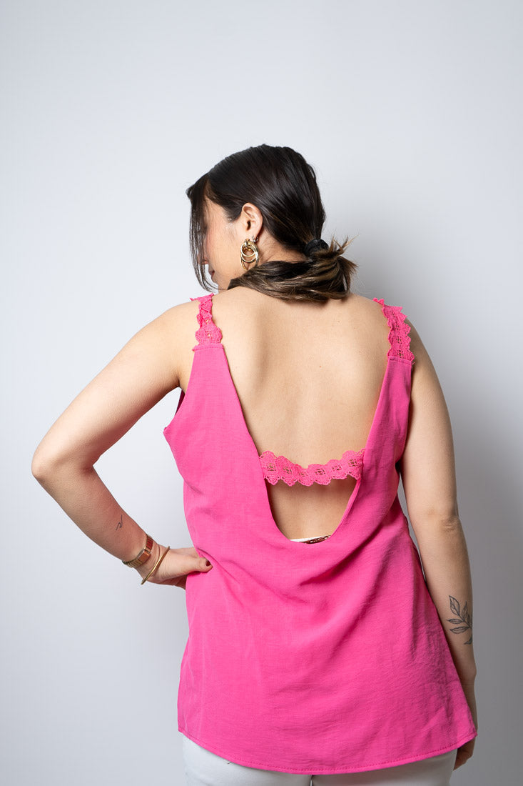 Polera con diseño en tirantes - Fucsia