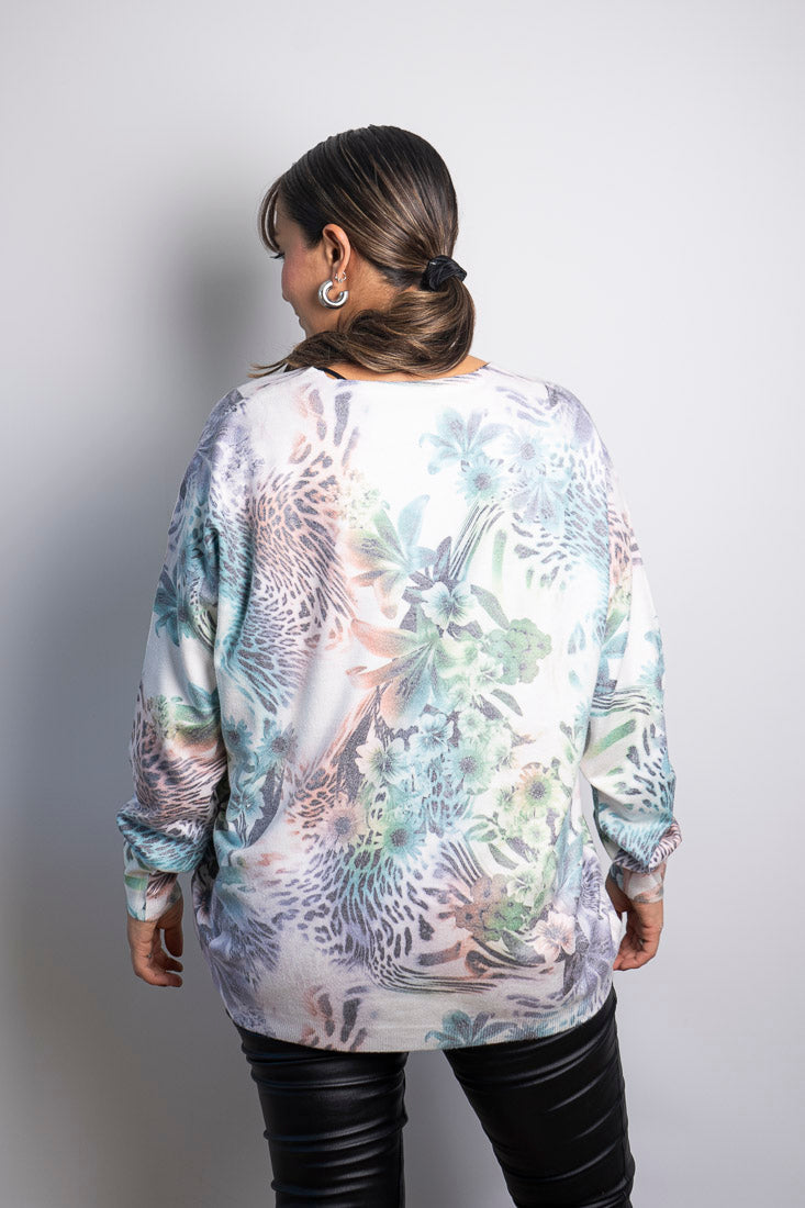 Sweater Animal print  y flores - Tonos celeste, verde y cafe
